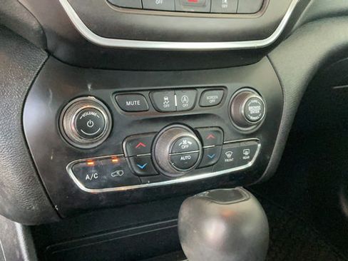 Used 2021 Jeep Cherokee Trailhawk w/ Trailer Tow Group AWD/4WD image 16