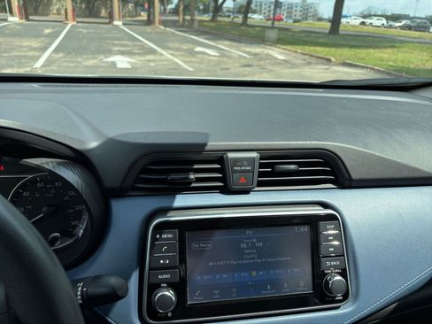 Used 2025 Nissan Versa SV FWD image 17