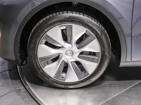 Used 2023 Tesla Model Y 2WD image 10