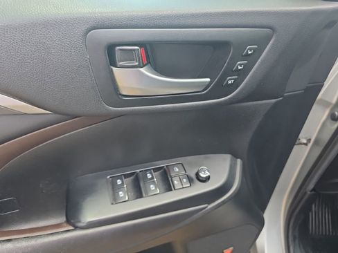 Used 2019 Toyota Highlander Limited Platinum AWD/4WD image 16