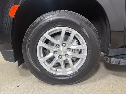 Used 2023 Chevrolet Suburban LT image 4