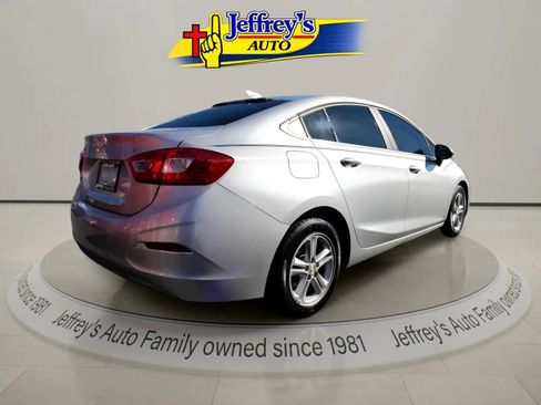Used 2017 Chevrolet Cruze LT image 5
