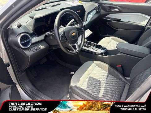 Used 2025 Chevrolet Trax LT w/ LT Convenience Package FWD image 11