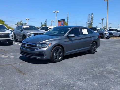 Used 2022 Volkswagen Jetta SE image 2