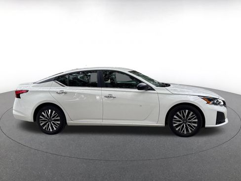 Used 2025 Nissan Altima 2.5 SV FWD image 13