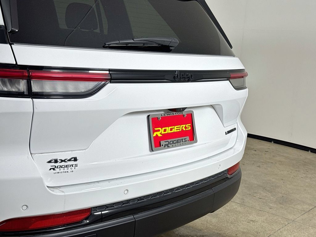 Certified 2025 Jeep Grand Cherokee Limited w/ Black Appearance Package AWD/4WD image 29