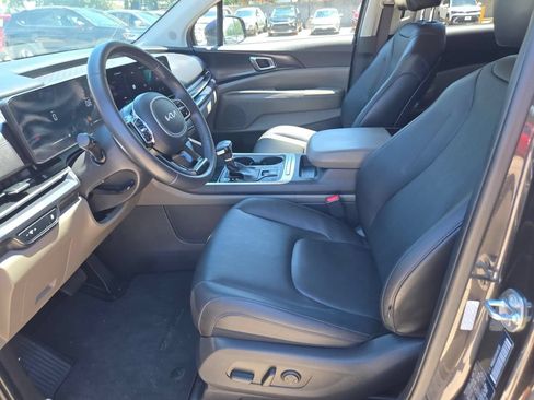 Used 2025 Kia Carnival FWD image 14