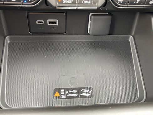 New 2024 GMC Yukon SLT w/ SLT Luxury Package image 19