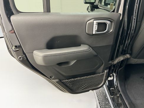 Used 2022 Jeep Wrangler Unlimited Sahara AWD/4WD image 27
