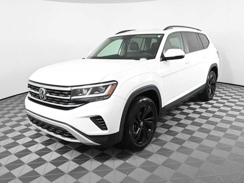 Certified 2022 Volkswagen Atlas SE w/ Black Wheel Package FWD image 2