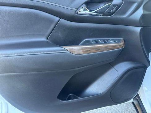 Used 2023 GMC Acadia SLE image 9