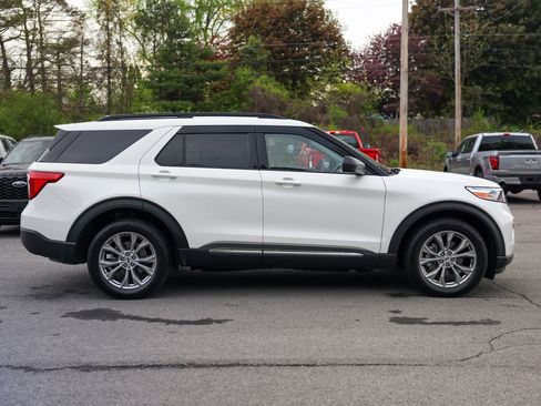 Used 2023 Ford Explorer XLT w/ Equipment Group 202A AWD/4WD image 4