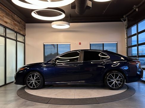 Used 2022 Toyota Camry SE image 6