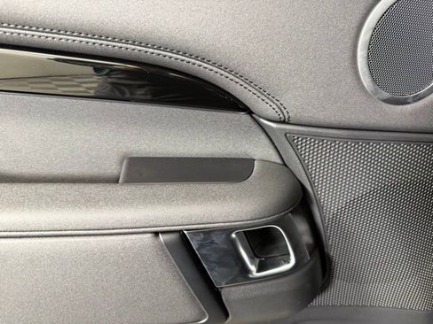 Certified 2025 Land Rover Discovery S image 23