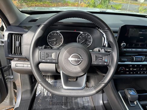 Used 2025 Nissan Pathfinder SV image 30