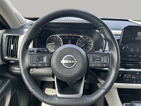 Used 2024 Nissan Pathfinder SL w/ SL Premium Package FWD image 11