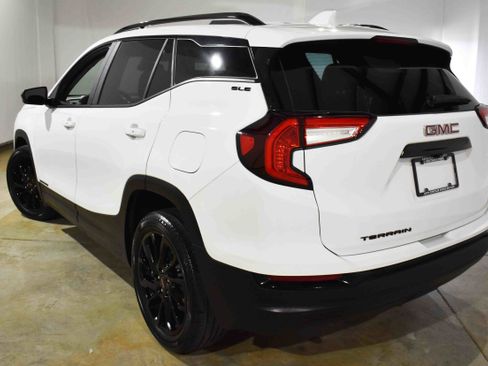 Used 2024 GMC Terrain SLE w/ Driver Convenience Package image 7