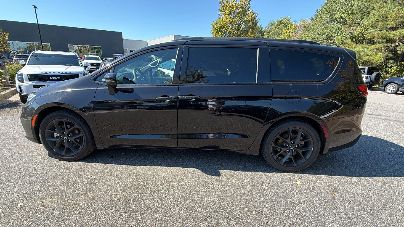 Used 2025 Chrysler Pacifica Limited FWD image 11