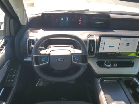 Certified 2025 Ford Expedition Active image 19