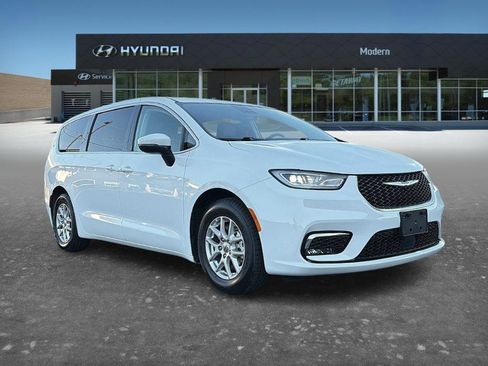 Used 2023 Chrysler Pacifica Touring-L FWD image 3