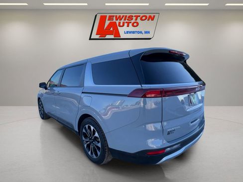 Used 2024 Kia Carnival EX image 3