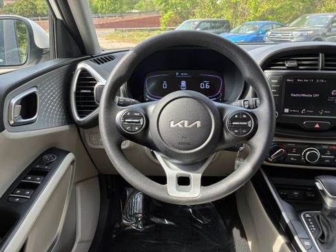 Used 2025 Kia Soul LX w/ LX Technology Package FWD image 31