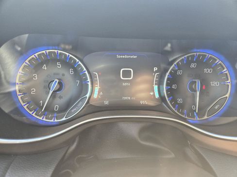 Used 2019 Chrysler Pacifica Touring-L Plus w/ Tire & Wheel Group FWD image 18