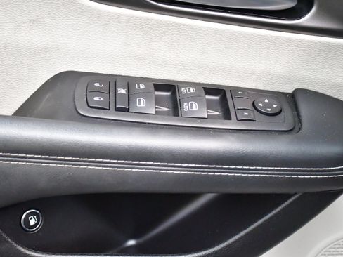 Used 2024 Chrysler Pacifica Limited FWD image 16