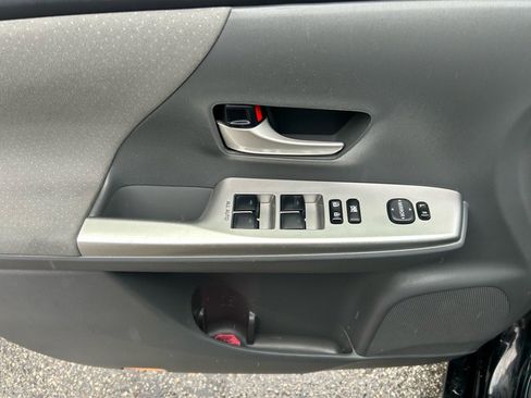 Used 2014 Toyota Prius V Three image 7