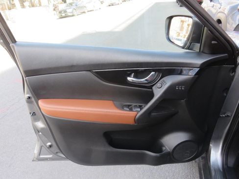 Used 2018 Nissan Rogue SL w/ Premium Package image 27