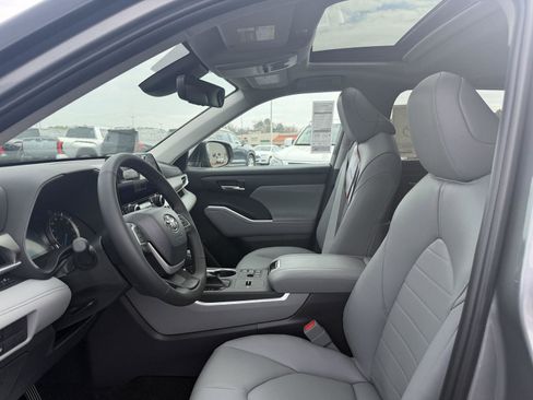 New 2026 Toyota Highlander XLE image 11