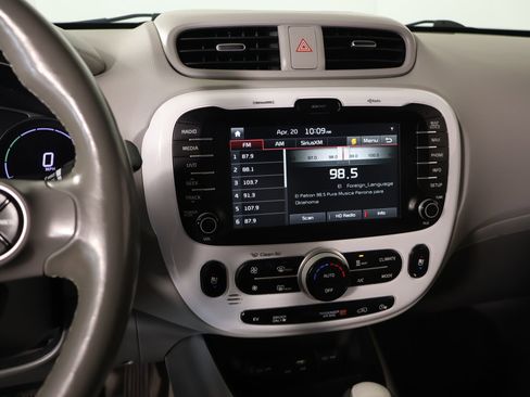 Used 2018 Kia Soul EV + FWD image 5