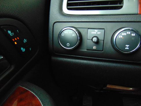 Used 2009 Chevrolet Suburban LT image 12