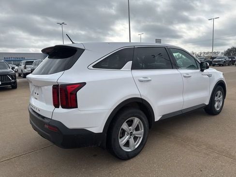 Used 2022 Kia Sorento LX image 3