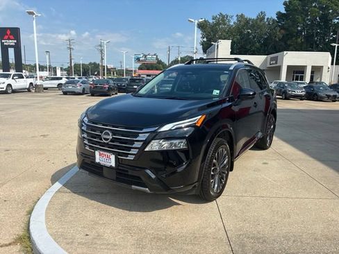 Used 2025 Nissan Rogue Platinum FWD image 3