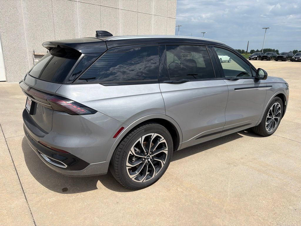 Used 2025 Lincoln Nautilus Reserve AWD/4WD image 5