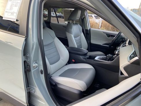 Used 2022 Toyota RAV4 XLE Premium image 20