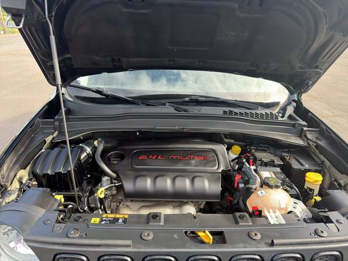 Used 2017 Jeep Renegade Altitude AWD/4WD image 12