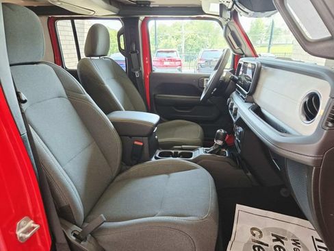 Used 2025 Jeep Wrangler Unlimited Sahara AWD/4WD image 16