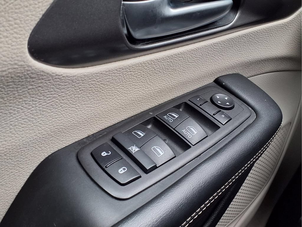 Used 2024 Chrysler Pacifica Limited FWD image 21