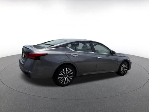 Used 2025 Nissan Altima 2.5 SV FWD image 14