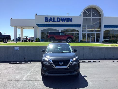 Used 2023 Nissan Rogue SV image 2