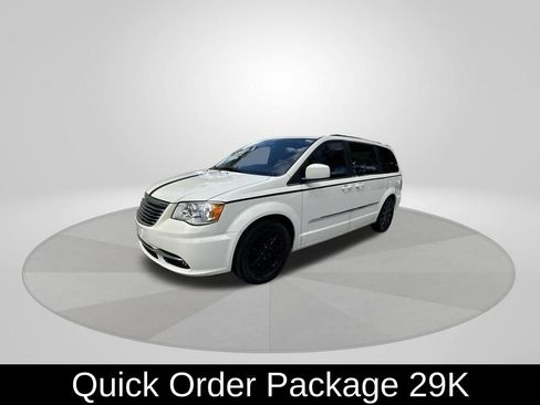 Used 2013 Chrysler Town & Country Touring image 3