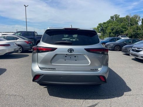 Used 2024 Toyota Highlander XLE AWD/4WD image 4