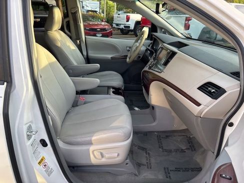 Used 2012 Toyota Sienna XLE w/ XLE Navigation Pkg AWD/4WD image 15