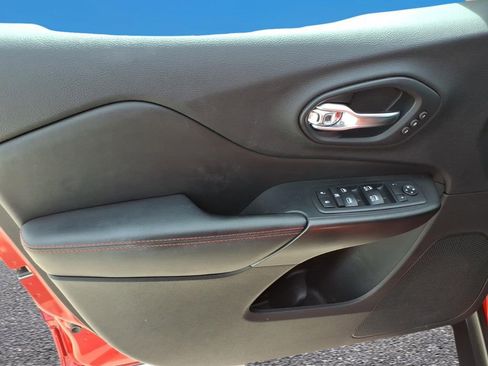 Used 2019 Jeep Cherokee Trailhawk image 18