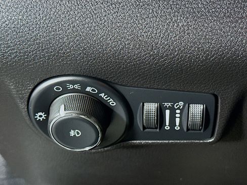 Used 2025 Jeep Compass Limited image 17