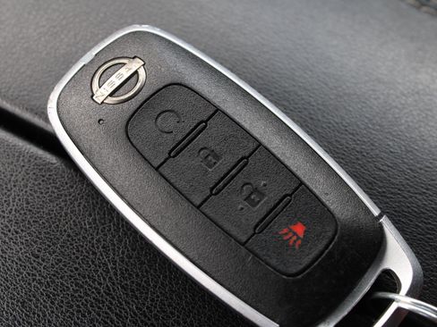 Used 2023 Nissan Rogue SV image 16