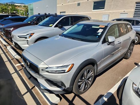 Used 2025 Volvo V60 B5 Cross Country Plus AWD/4WD image 3
