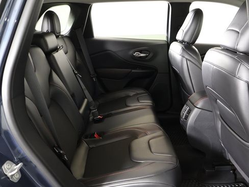 Used 2019 Jeep Cherokee Trailhawk w/ Cold Weather Group image 32